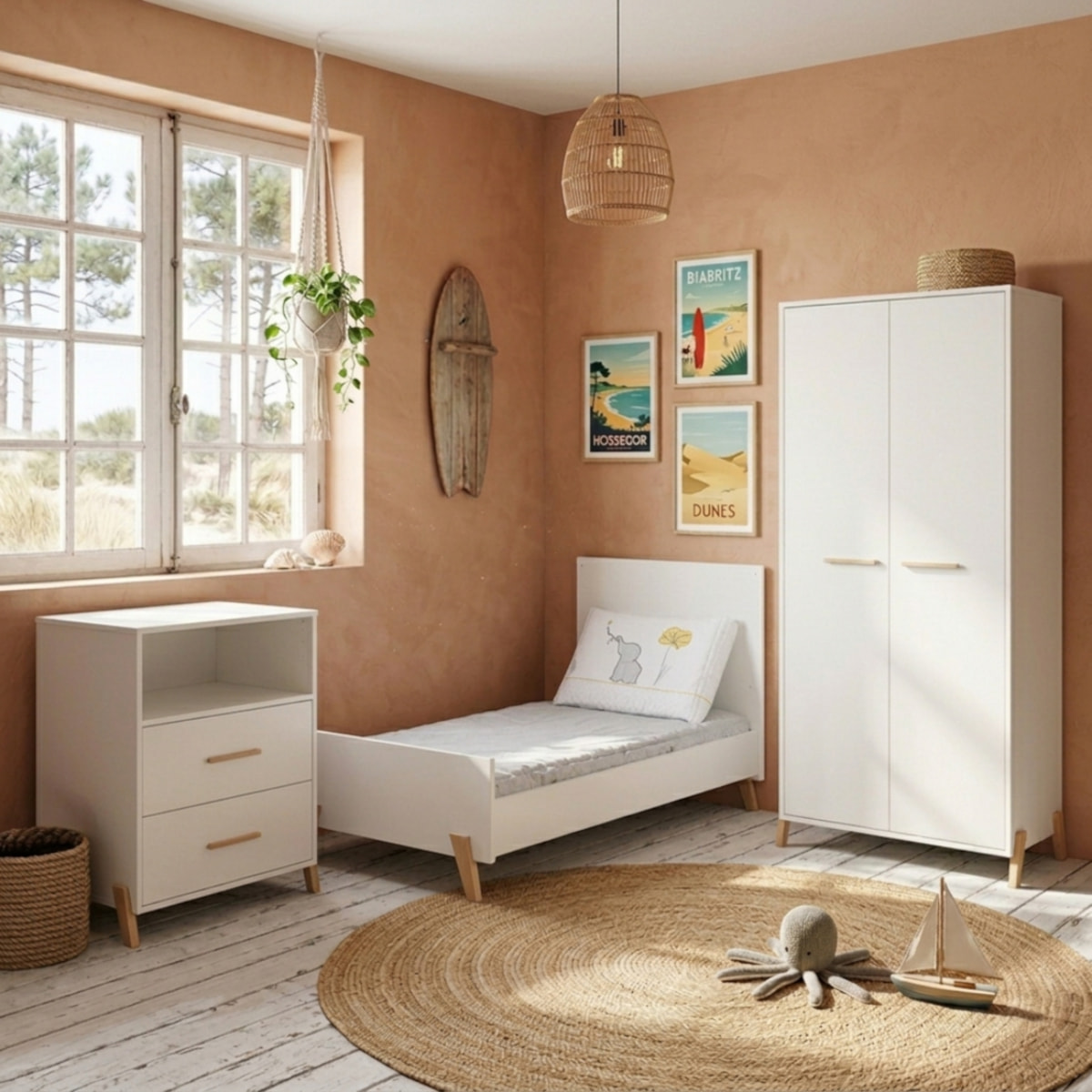 Commode à langer sur pieds en bois blanc