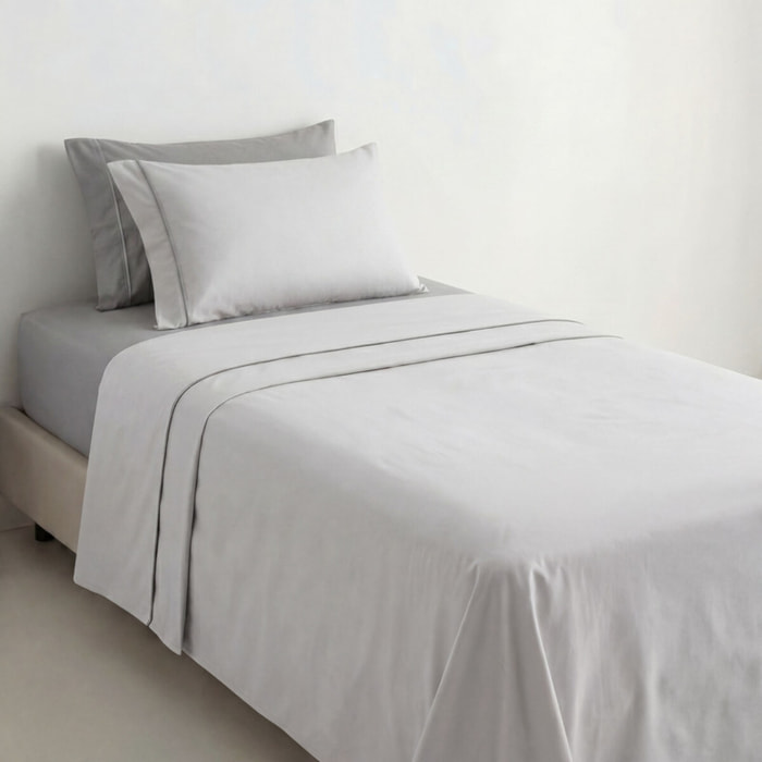 Completo lenzuola una piazza e mezza in cotone bicolore morbido e traspirante, set letto con lenzuolo sopra, sotto con angoli e federa, design con piping a contrasto elegante, tessuto leggero e resistente 116 gsm, certificato OEKO-TEX, comfort quotidiano