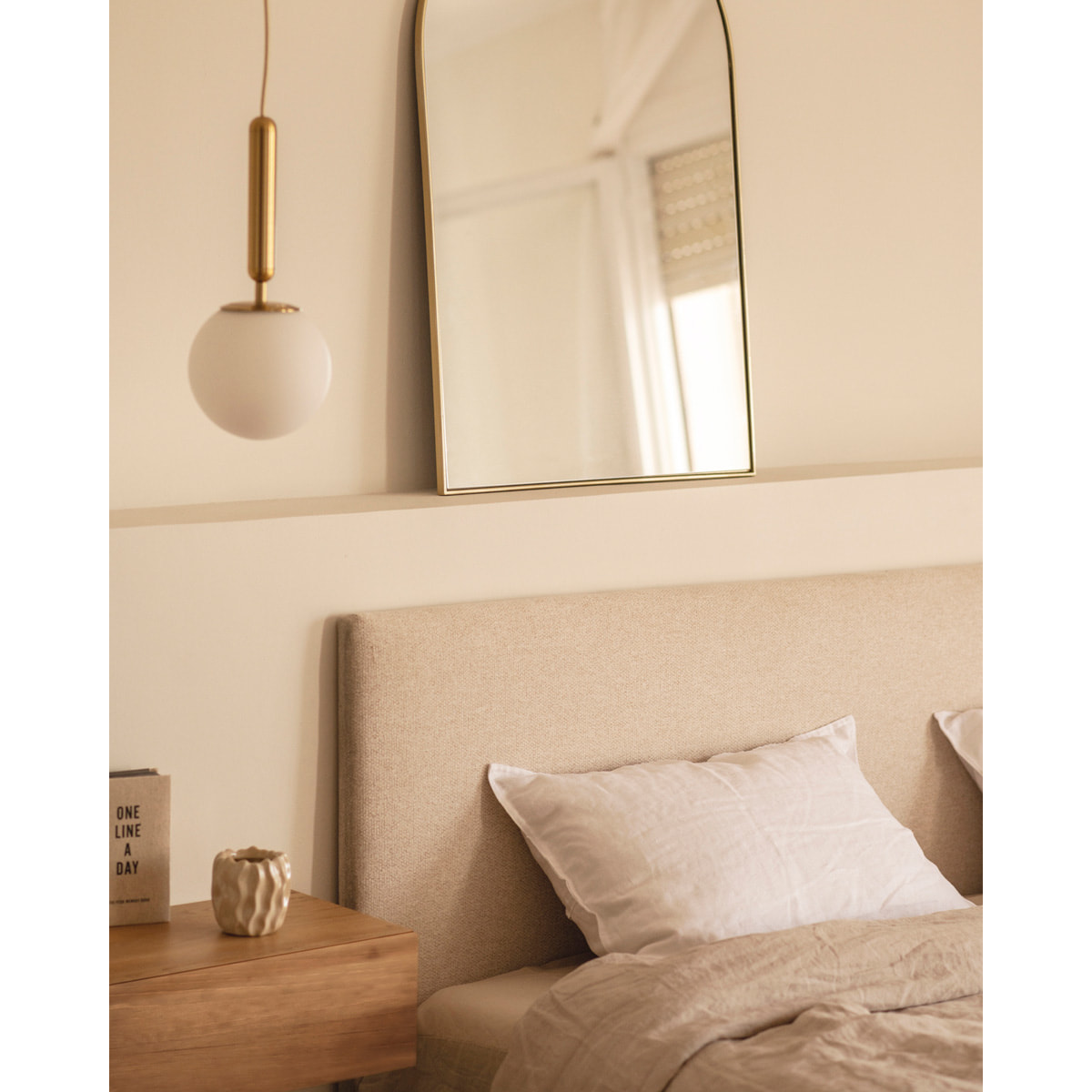 Pack tête de lit rembourrée beige et 2 tables de chevet flottantes en bois massif ton chêne foncé en différentes tailles