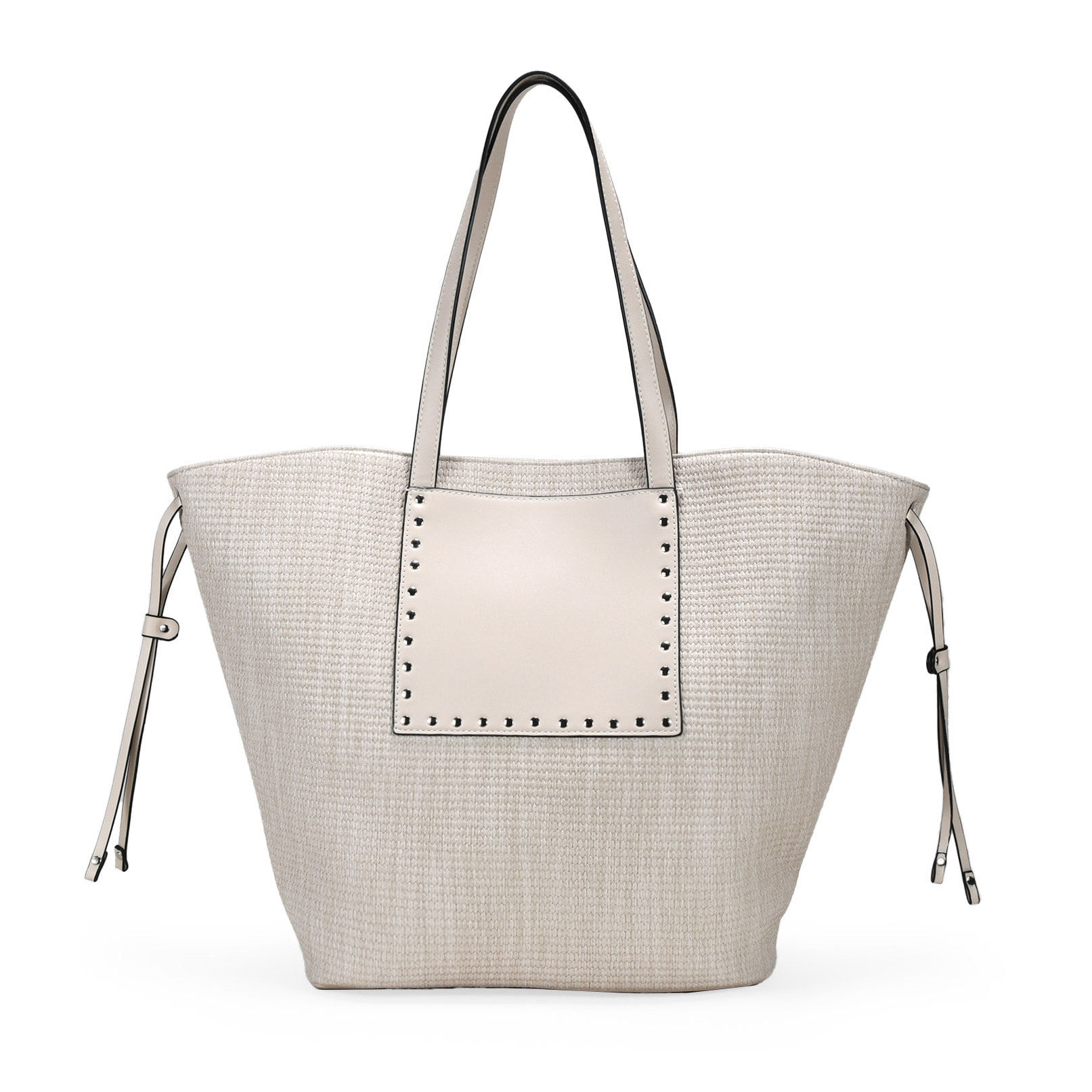 Bolso de hombro beige con tachas metálicas
