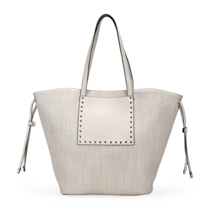 Bolso de hombro beige con tachas metálicas