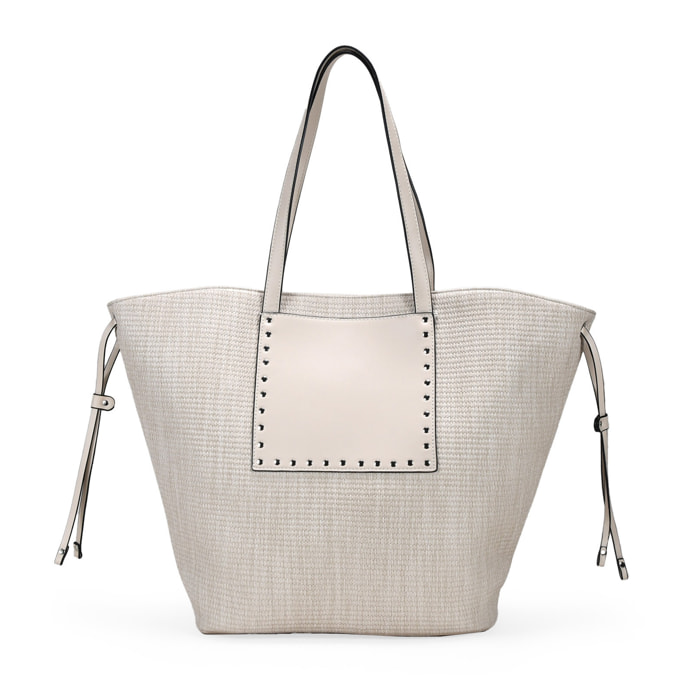 Bolso de hombro beige con tachas metálicas