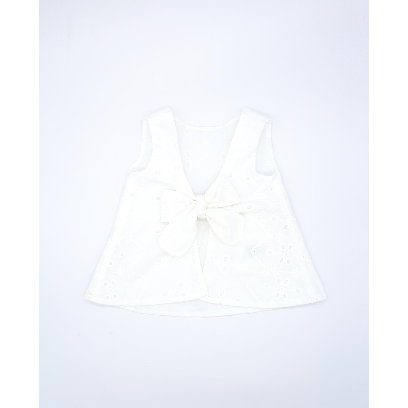 Blusa de batista bordada blanca, con lazo para atar en la espalda.