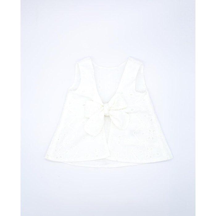 Blusa de batista bordada blanca, con lazo para atar en la espalda.