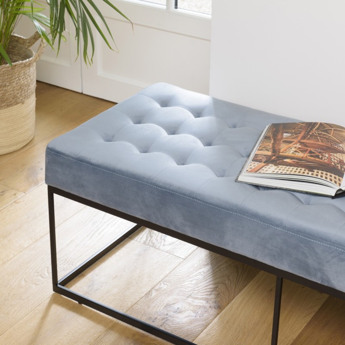 AGATHE - Banc en velours bleu clair capitonné structure métal noir