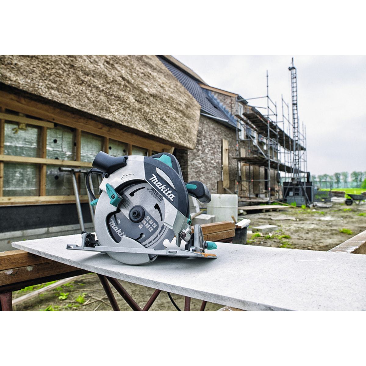 Sierra circular 36 V => 2 x 18 V Li-Ion 5 Ah Ø 190 mm (4 baterías) MAKITA - 4 baterías, cargador, maletín - DHS710PT4J