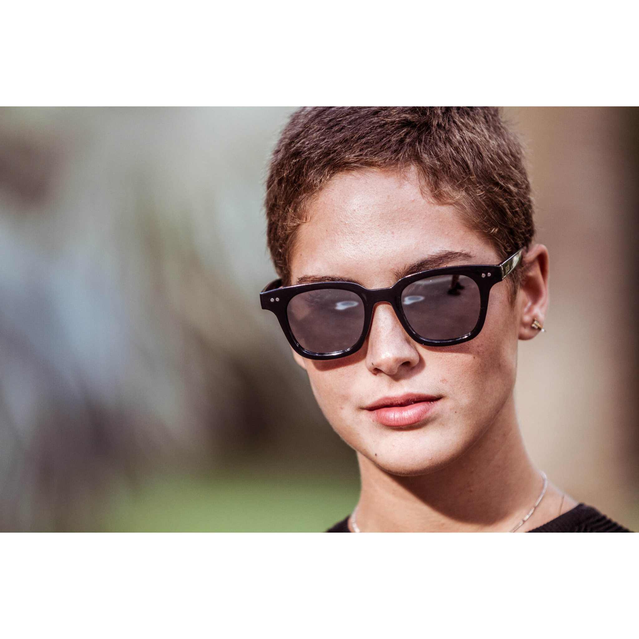Gafas de sol PALO ALTO SAMUI - Negro brillante y bisagra de metal / Ahumada con lente planas de espejo de plata real