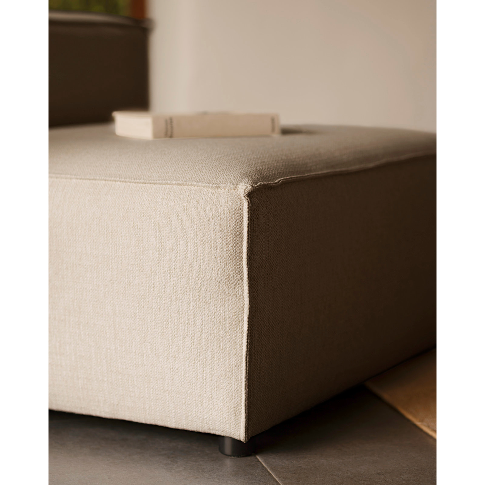 Sillón color gris claro de 110x90cm Alto: 70 Largo: 110 Ancho: 90