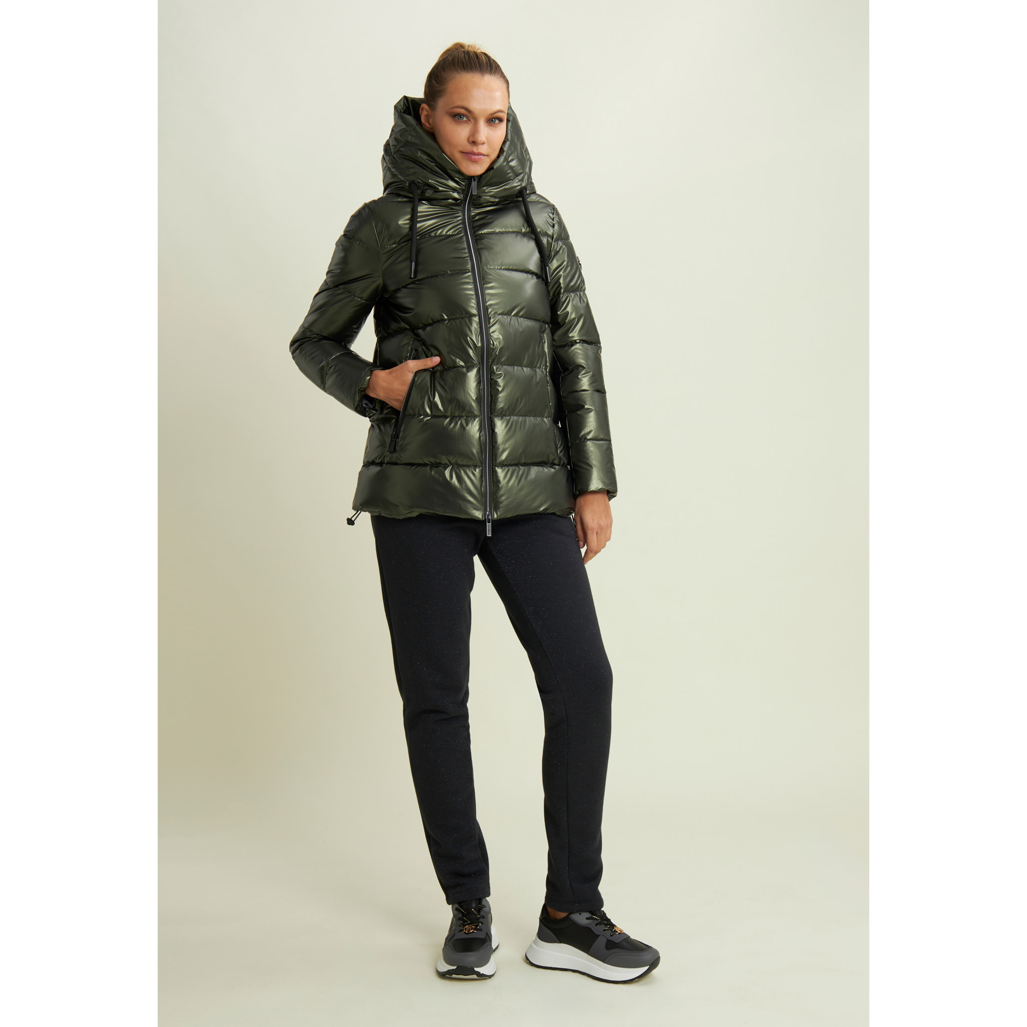 Piumino donna lucido con cappuccio protettivo e coulisse