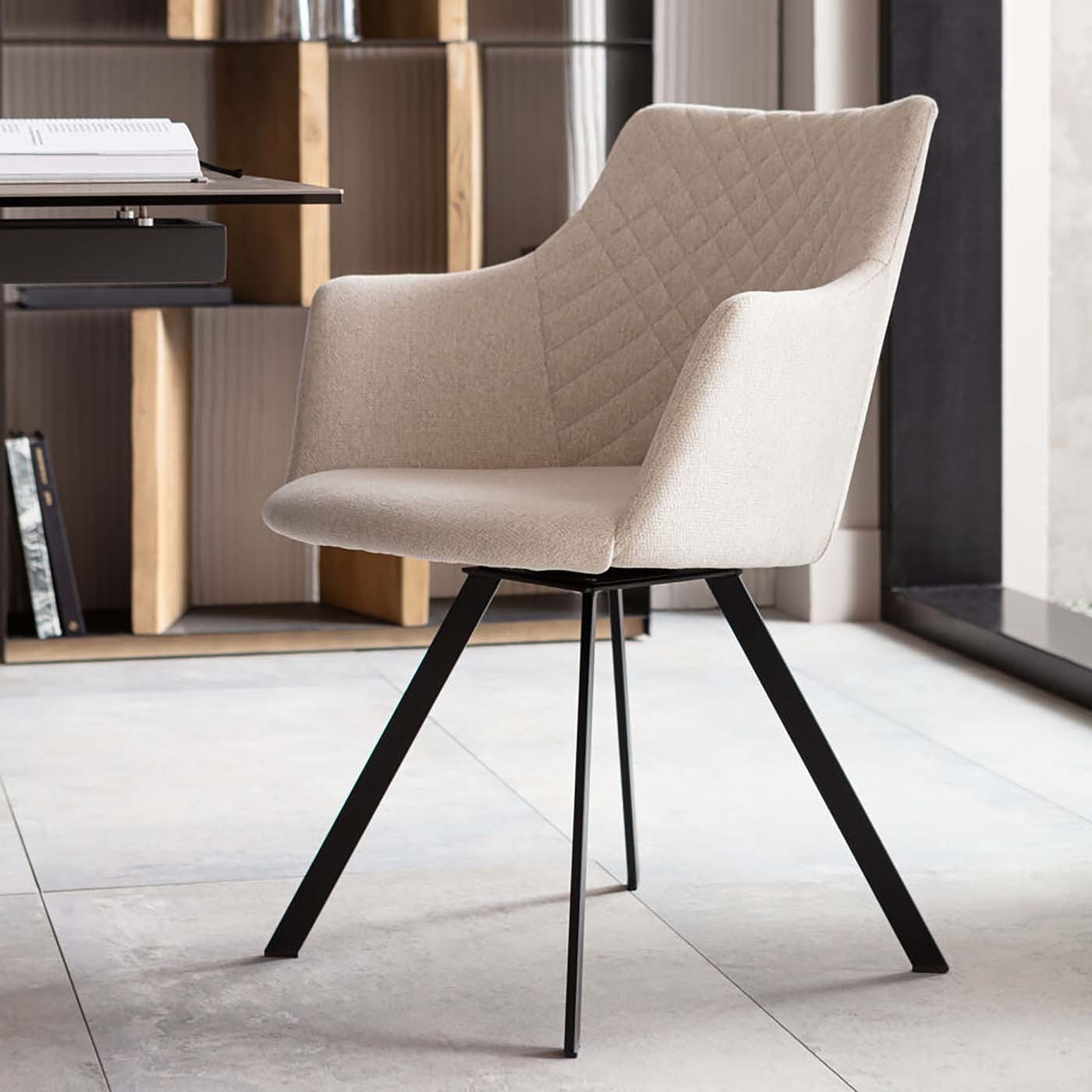 Chaise avec accoudoirs pivotante Coco crème Kare Design