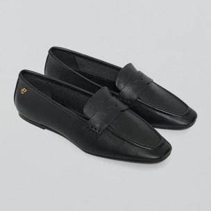 Mocasin Antonella negro de napa con detalle metálico