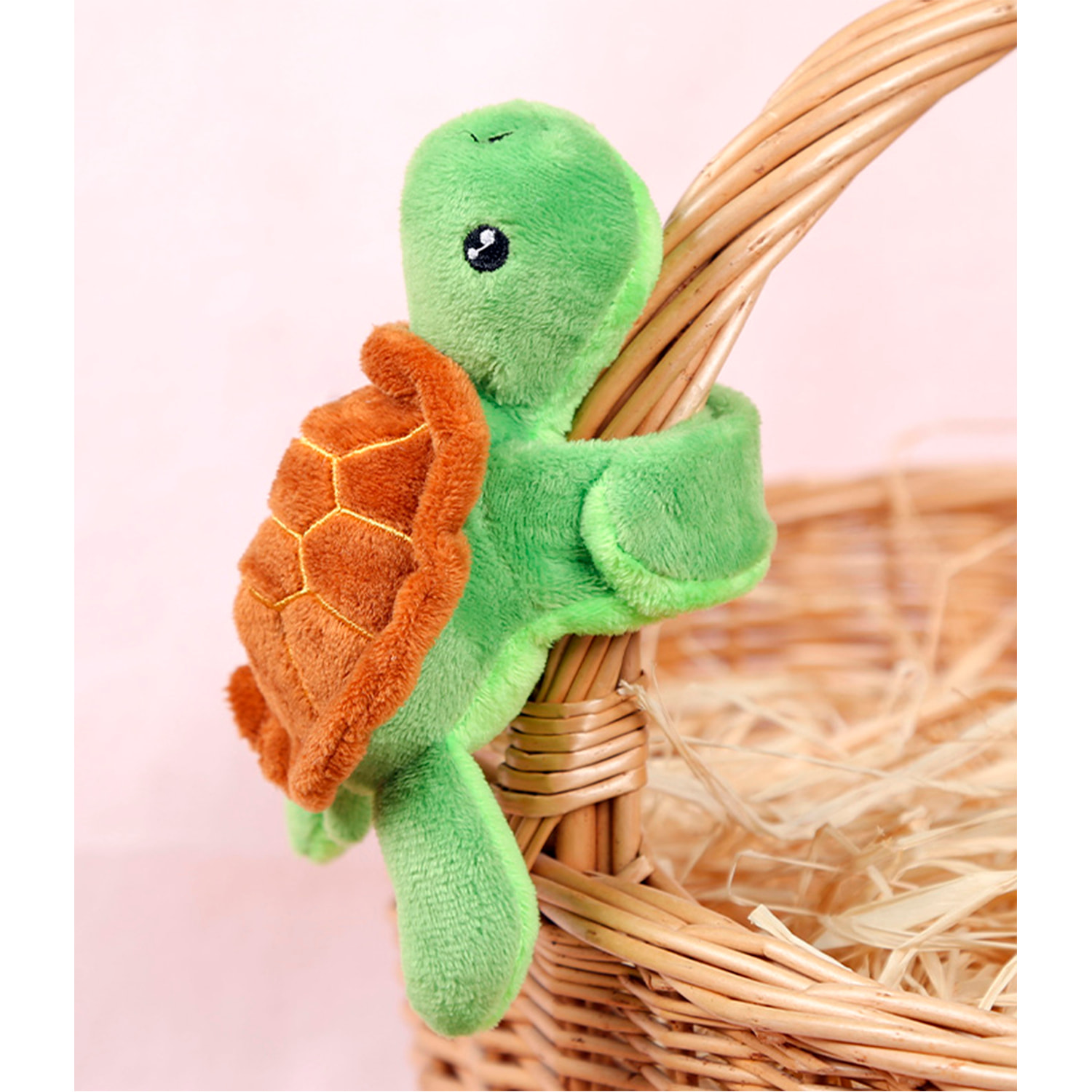Peluche extrasuave y mullido. Diseño tortuga con mecanismo enrollable. 14 cm.
