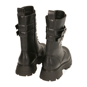 Botas militares negras con correa.