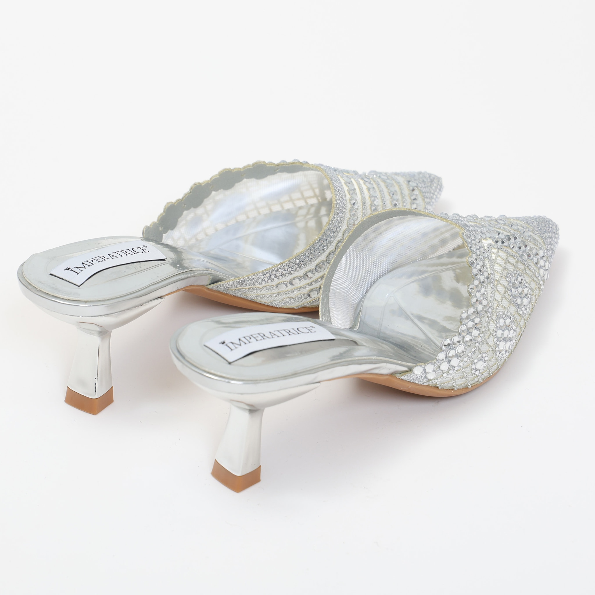 Sandali in simil pelle con tacco a rocchetto e tomaia gioiello