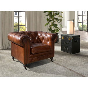 Sillón Chester con reposabrazos con asiento y respaldo tapizados en piel de origen vacuno en marrón coñac patas de madera maciza tintada en caoba 120x94x79cm