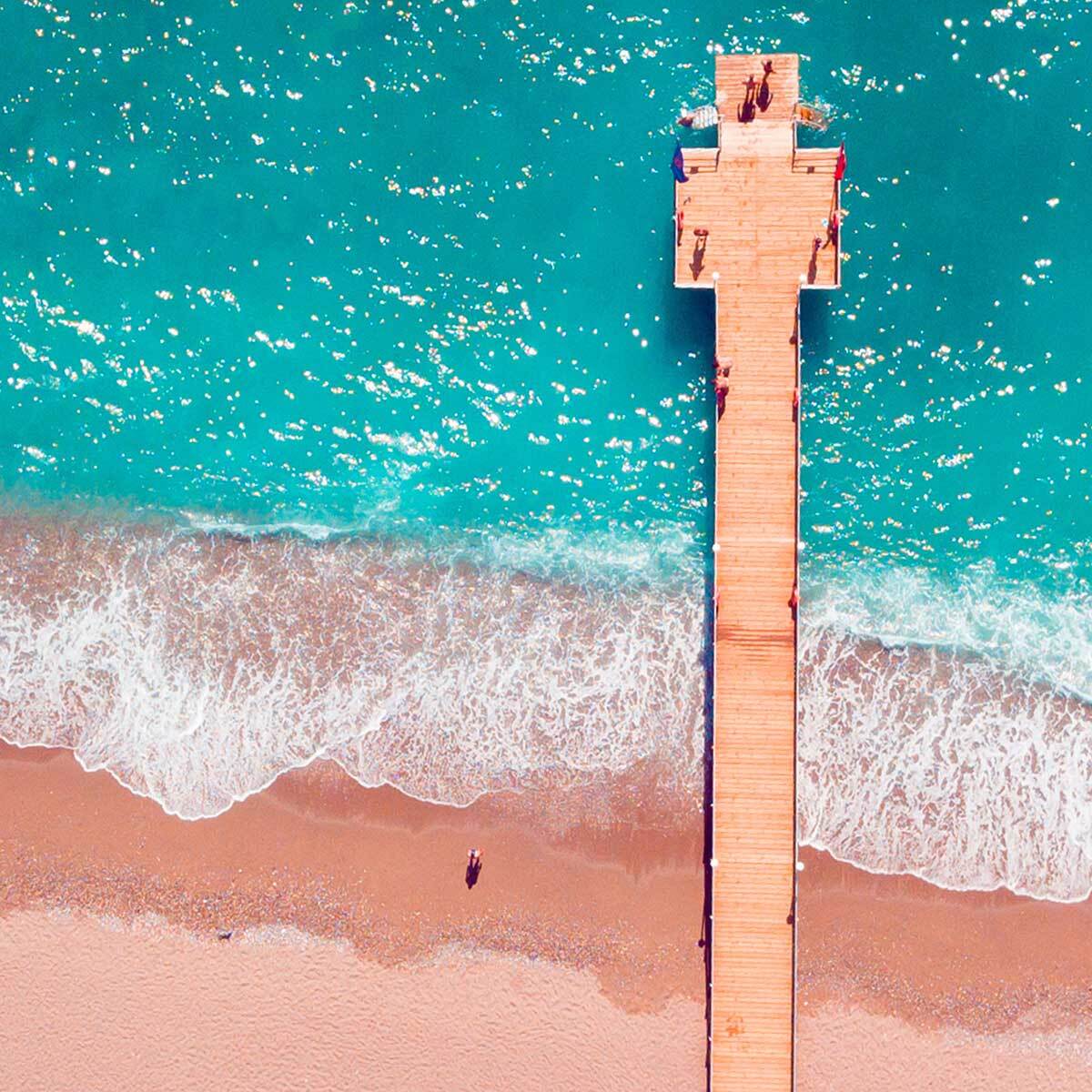 Affiche encadrée plage vue aérienne avec ponton Affiche + cadre en métal - Noir