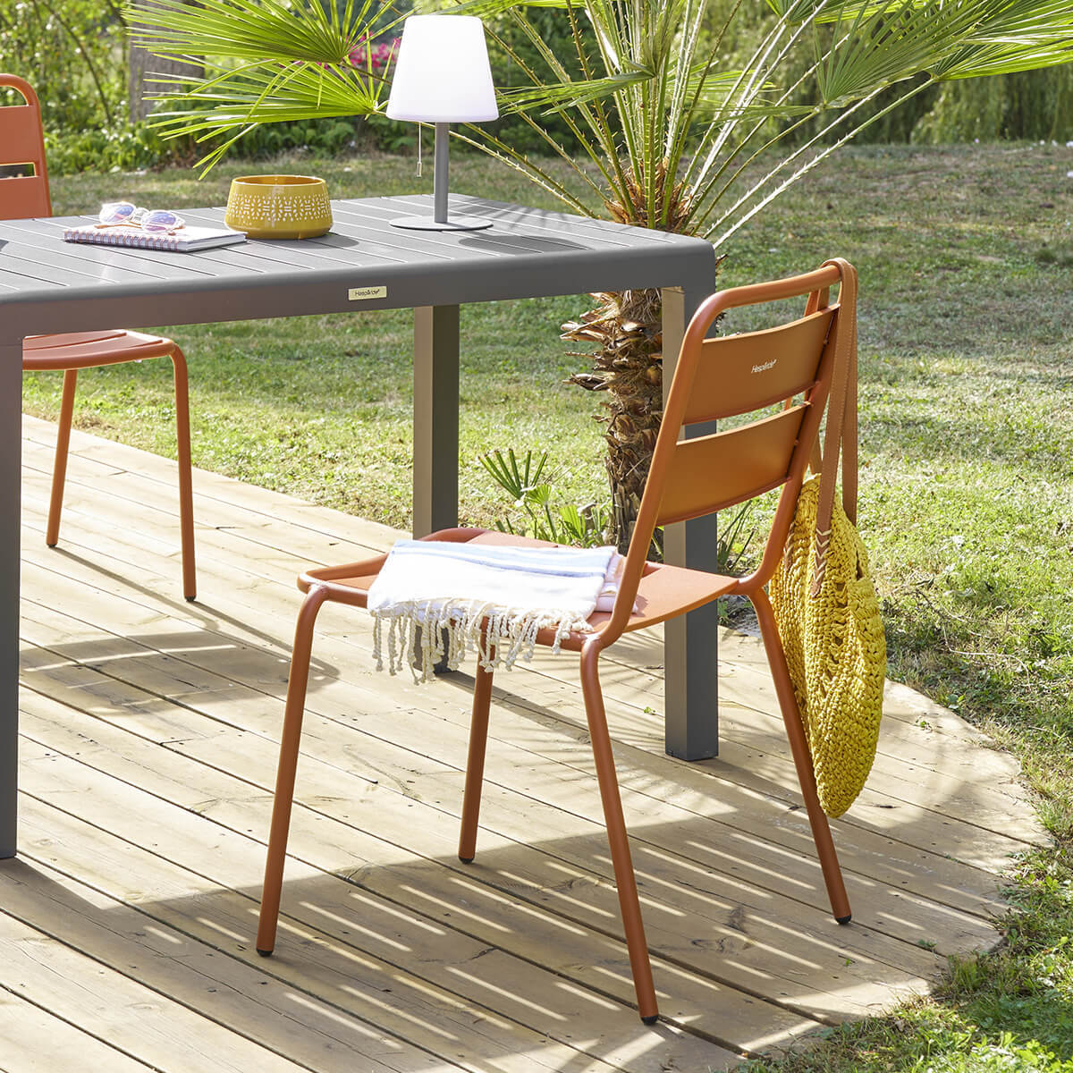 Chaise de jardin empilable "Phuket" ambre en acier traité epoxy
