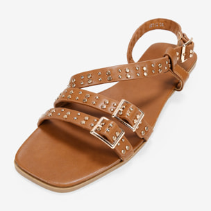 Sandalias planas marrones con tachas y hebilla