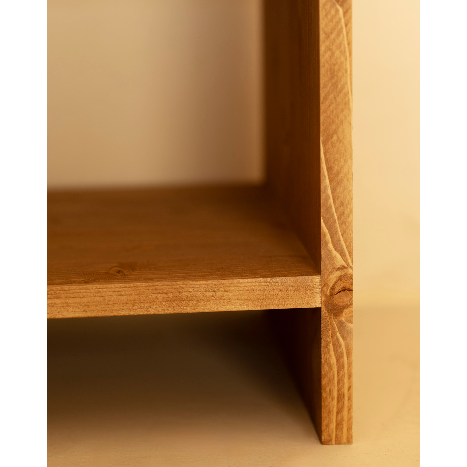 Table de chevet en bois massif avec un tiroir en ton chêne moyen en différentes tailles