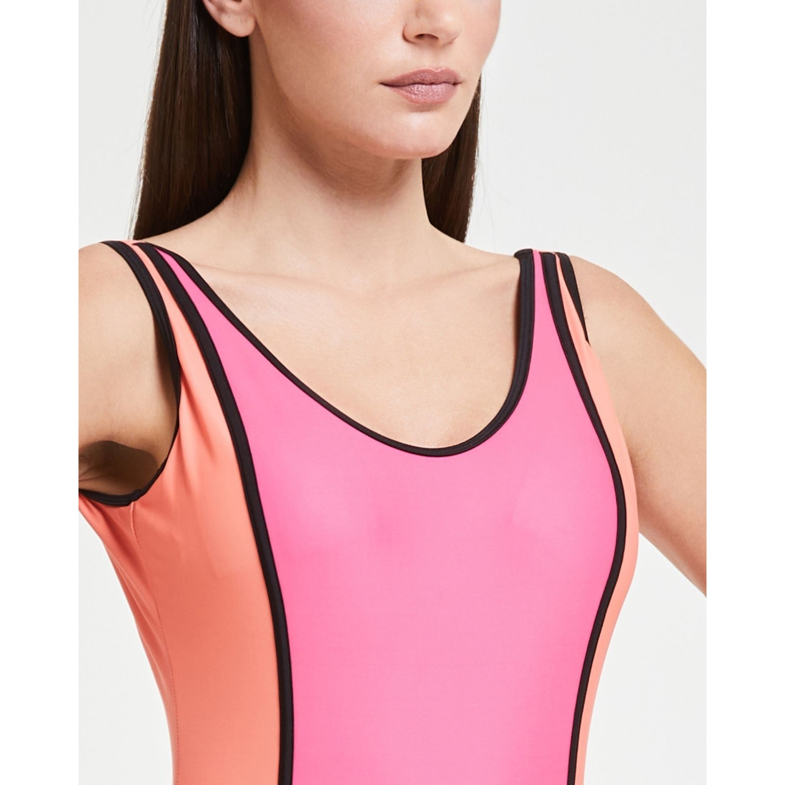 Pompea x Silvian Heach costume intero look sportivo