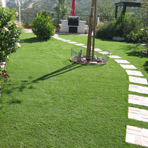 Prato Sintetico Manto Erboso Erba Finta Realistica Giardino 4 Sfumature di Colore Tappeto Erboso Sintetico Anti UV Atossico Drenante 40mm 1x5mt 5mq