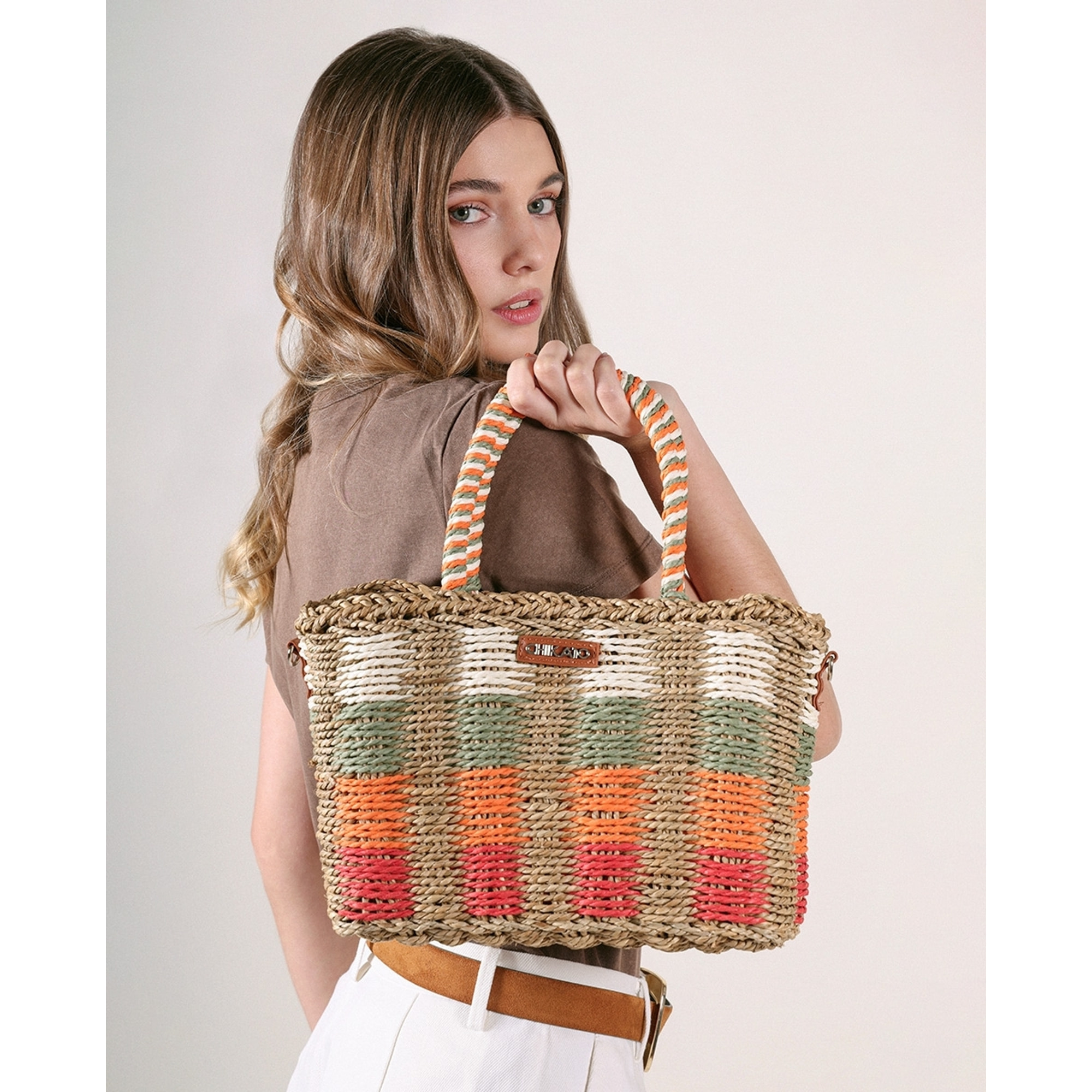 Bolso - Cuero - Medida: 28 cm x 23 cm x 14 cm