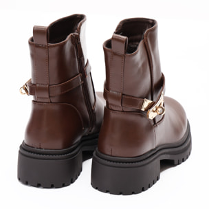 Stivaletti in simil pelle con fibbia dorata