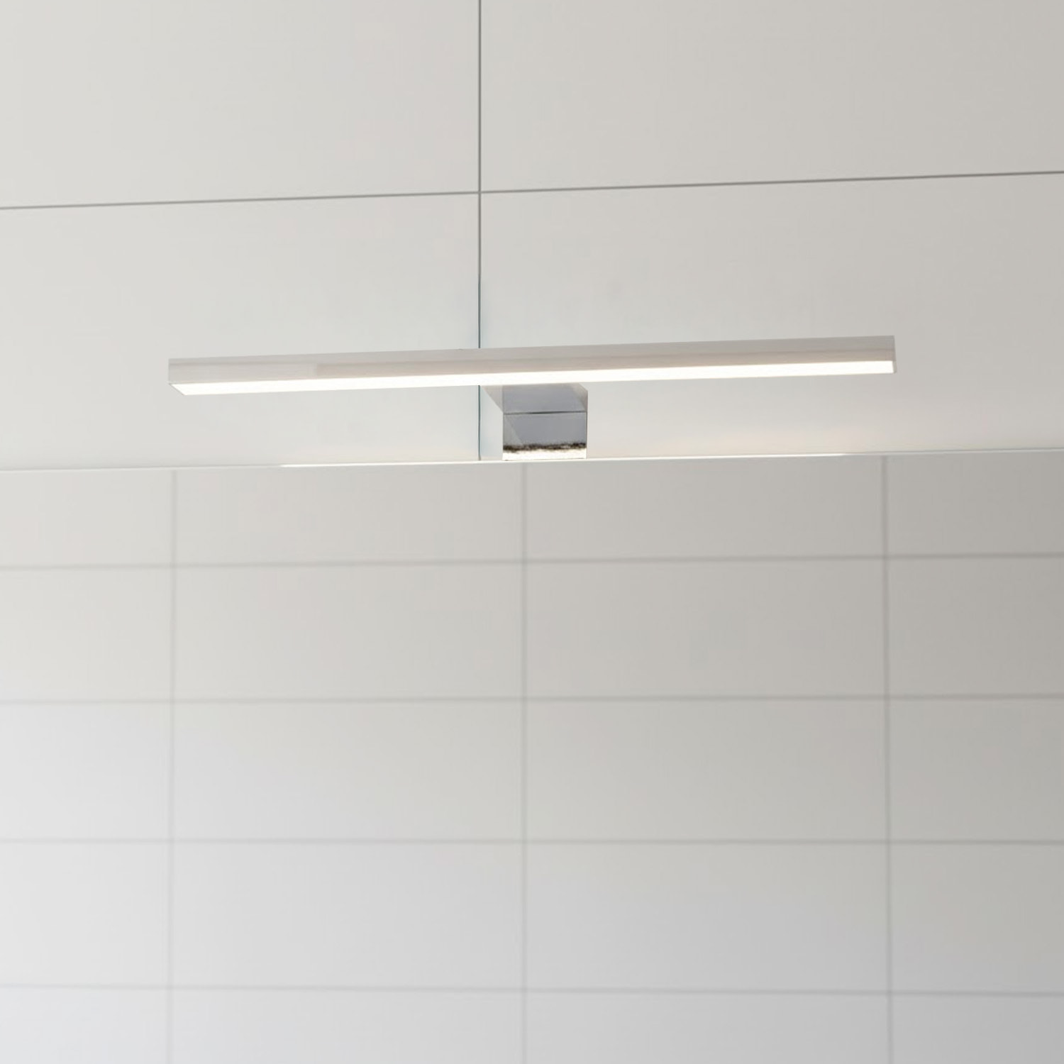 Applique LED 45 cm Da 7 Watt in ABS Cromato Luce Fredda 6000K IP44 Installazione su Bordo Specchio Illuminazione Uniforme Anti Riflesso Per Bagno Moderno e Zona Lavabo Design Elegante Argento