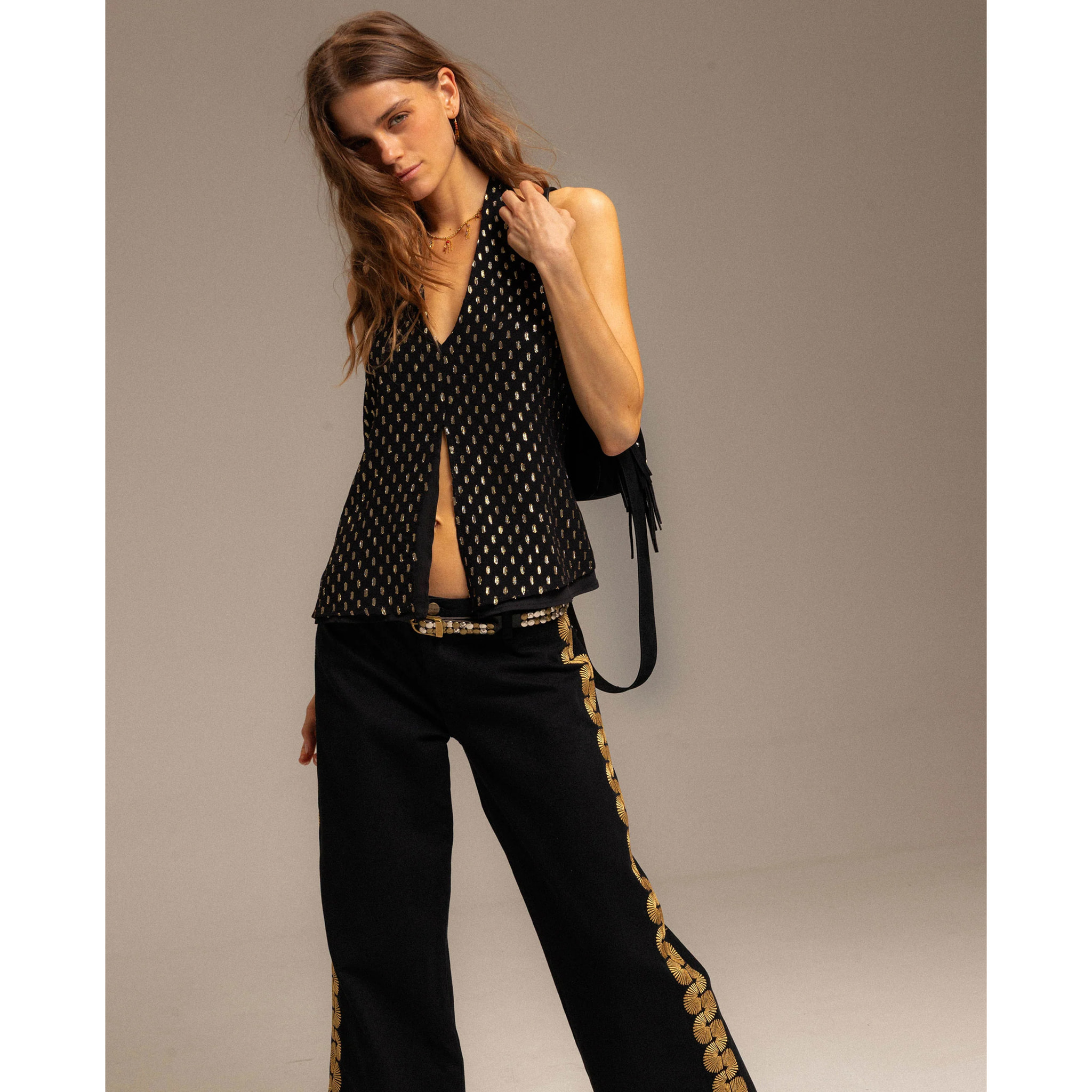 Top plumeti de mujer con escote en pico y lazada al cuello.