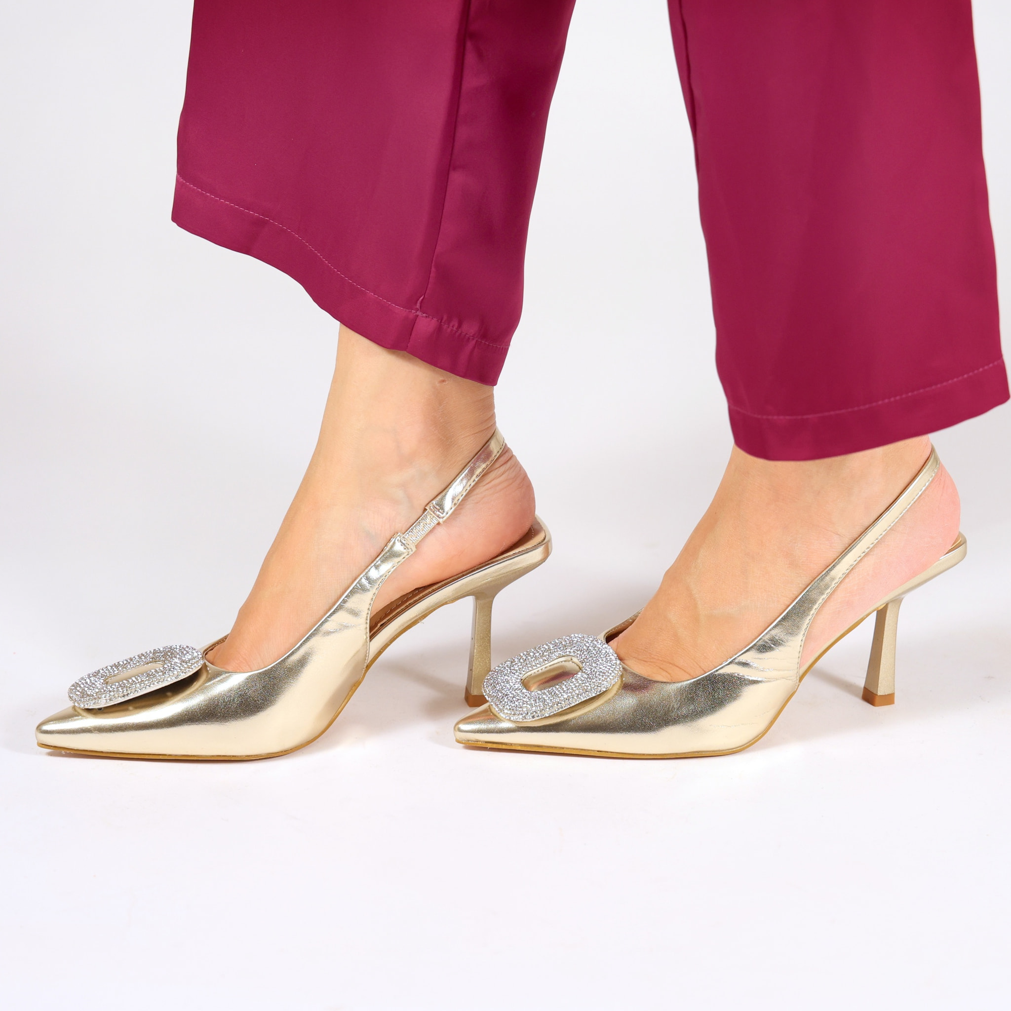 Dècolletè slingback in simil pelle con dettaglio strass sulla punta