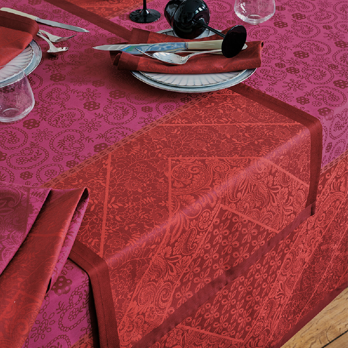 Chemin de table pur coton anti tache motif jacquard Cassidy berry