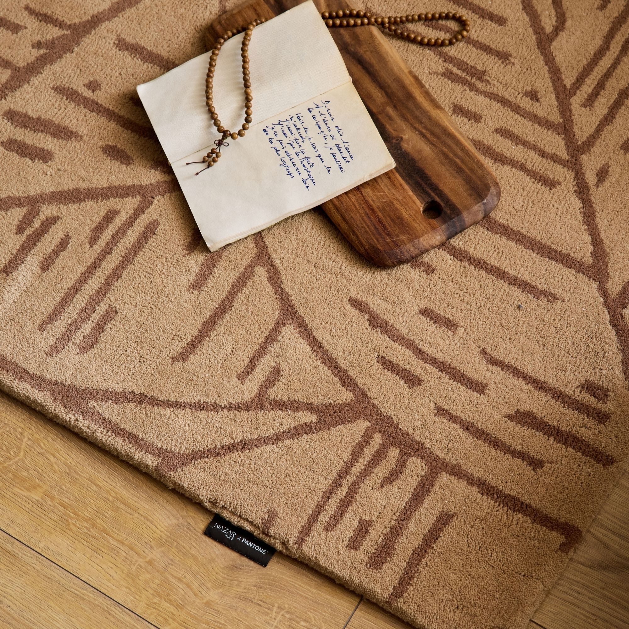 PANTONE - Tapis en laine fait main CEDRE BLANC à motif feuille marron