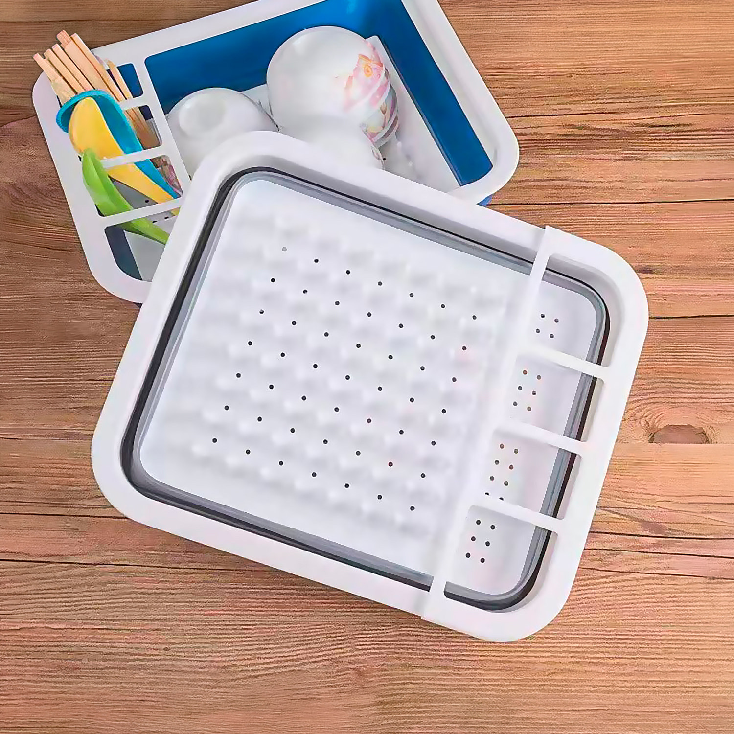 Escurridor de platos plegable con orificios en la base, diseñado para secar y organizar utensilios de cocina de forma práctica.
