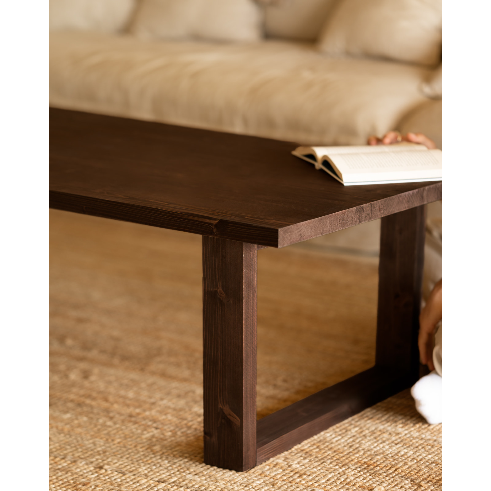 Mesa de centro de madera maciza en tono nogal de varias medidas