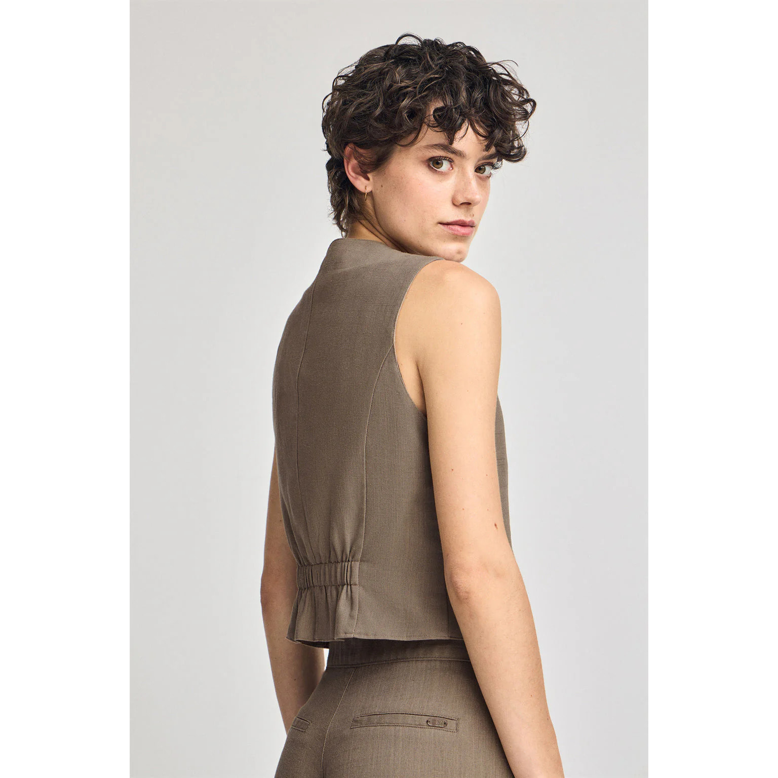 Chaleco Deia color taupe de algodón y lino con detalles Polo Club