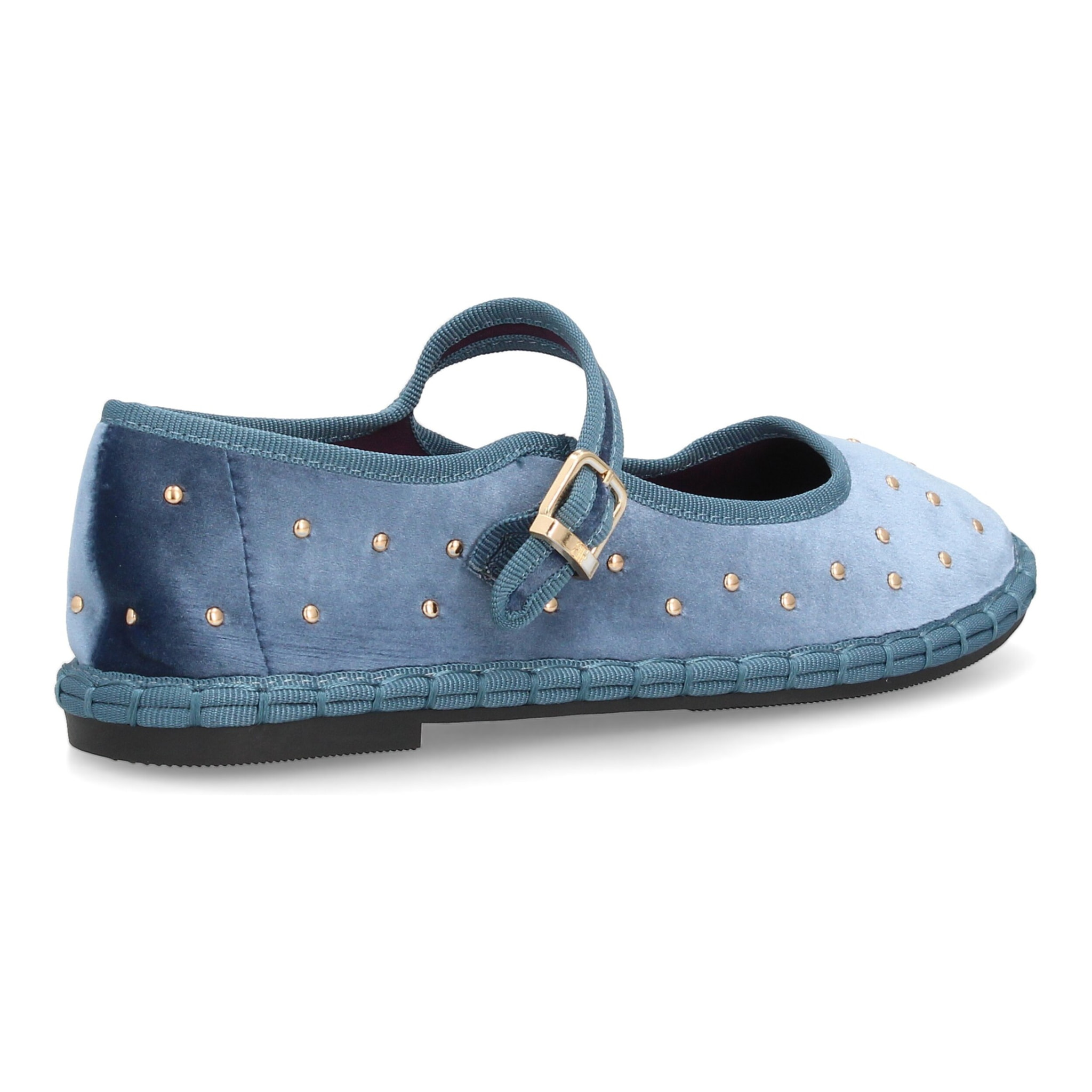 Merceditas planas con tachuelas metálicas.