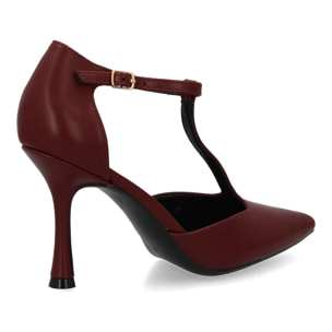 Zapato de salón con tacón alto y punta afilada