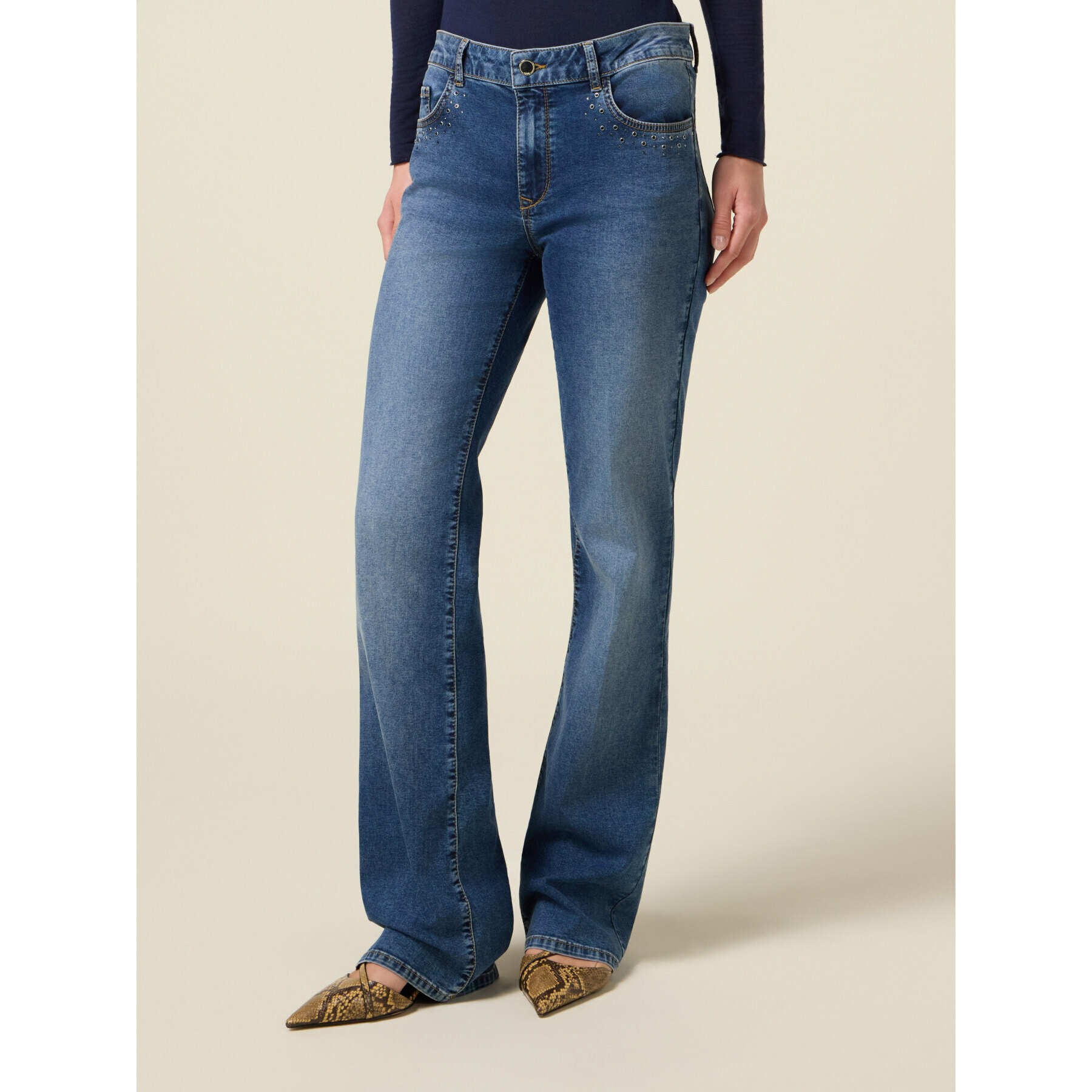 Oltre - Jeans flare in denim con borchie - Blu