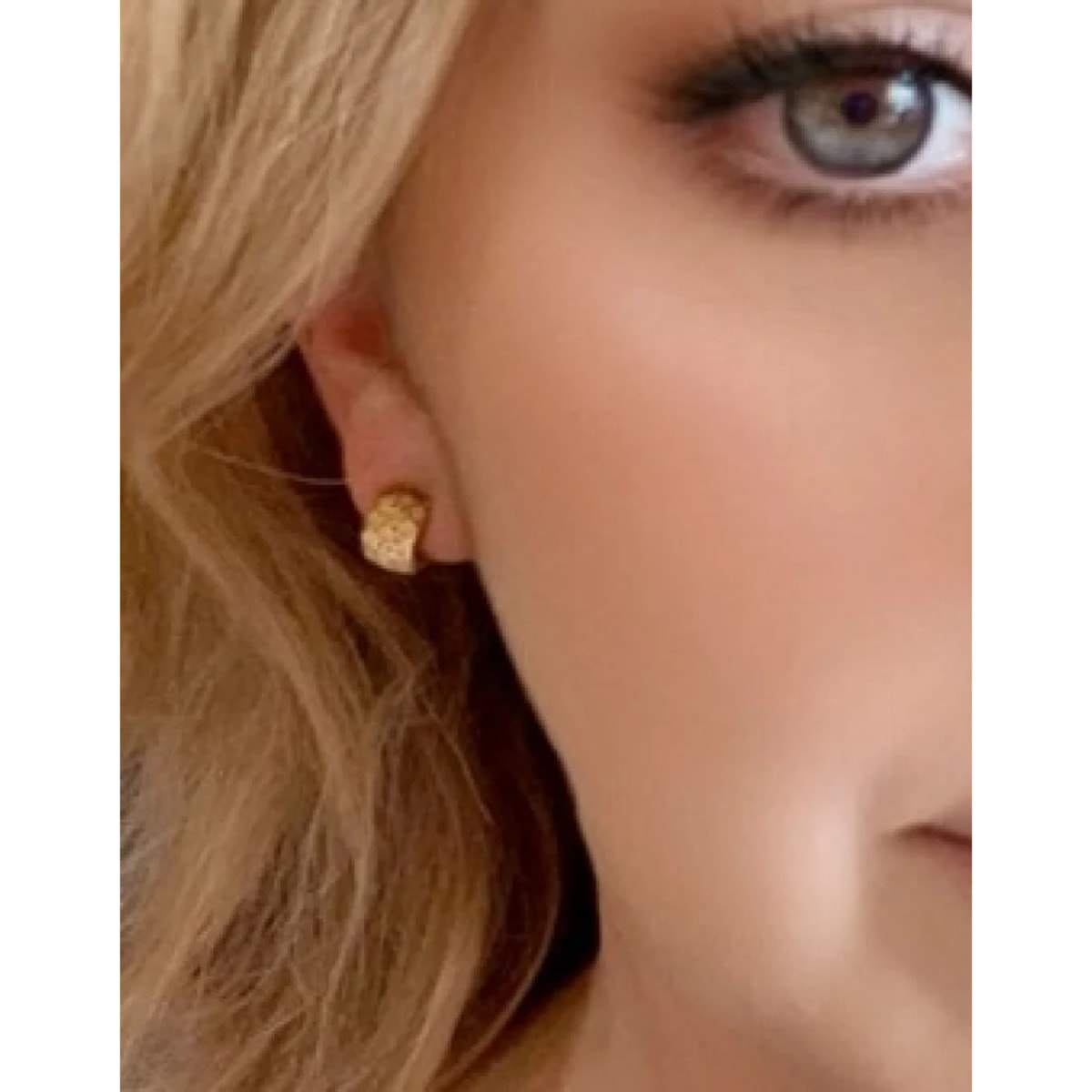 Pendiente Dots medio aro mini en dorado