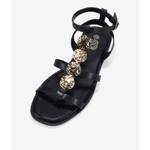 Sandalias planas negras con monedas doradas