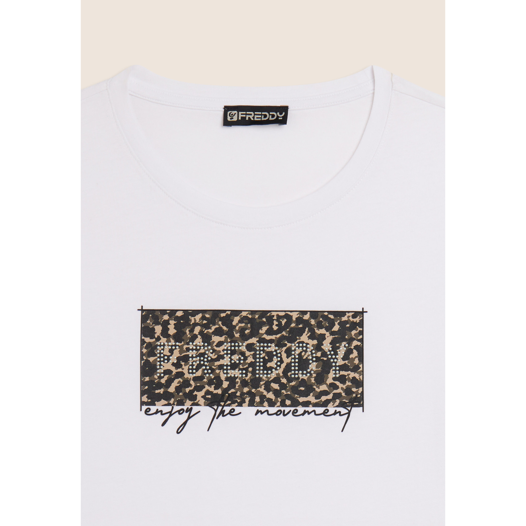 T-shirt con stampa leopardata decorata da borchie e logo
