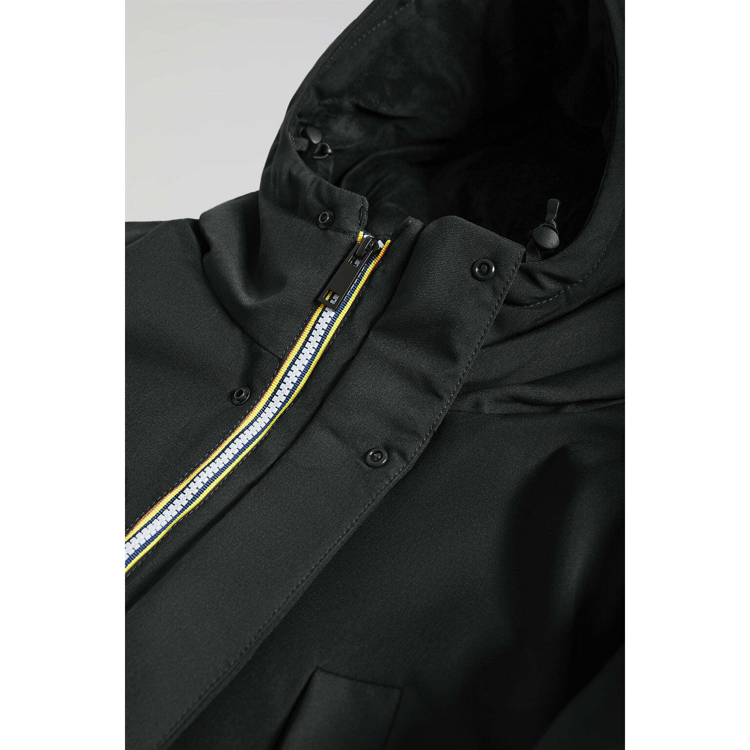 Parka técnica negra con capucha y parche bicolor Polo Club