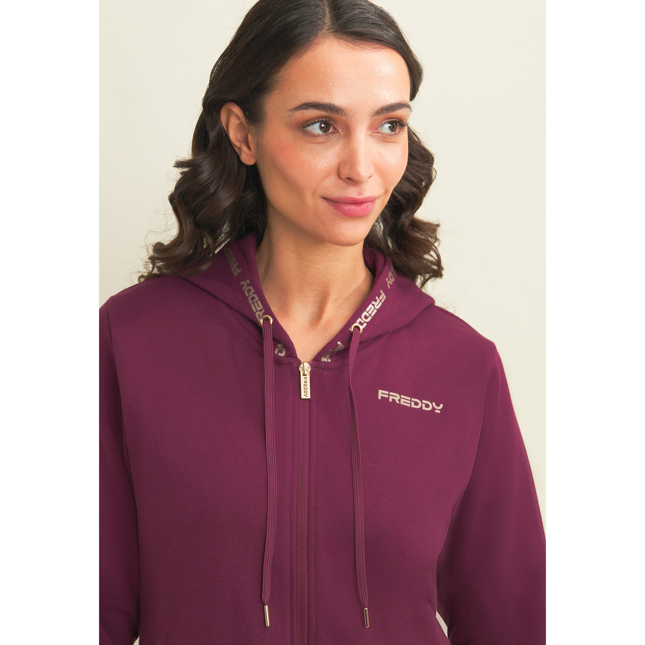 Tuta con cappuccio decorato da logo dorato a contrasto