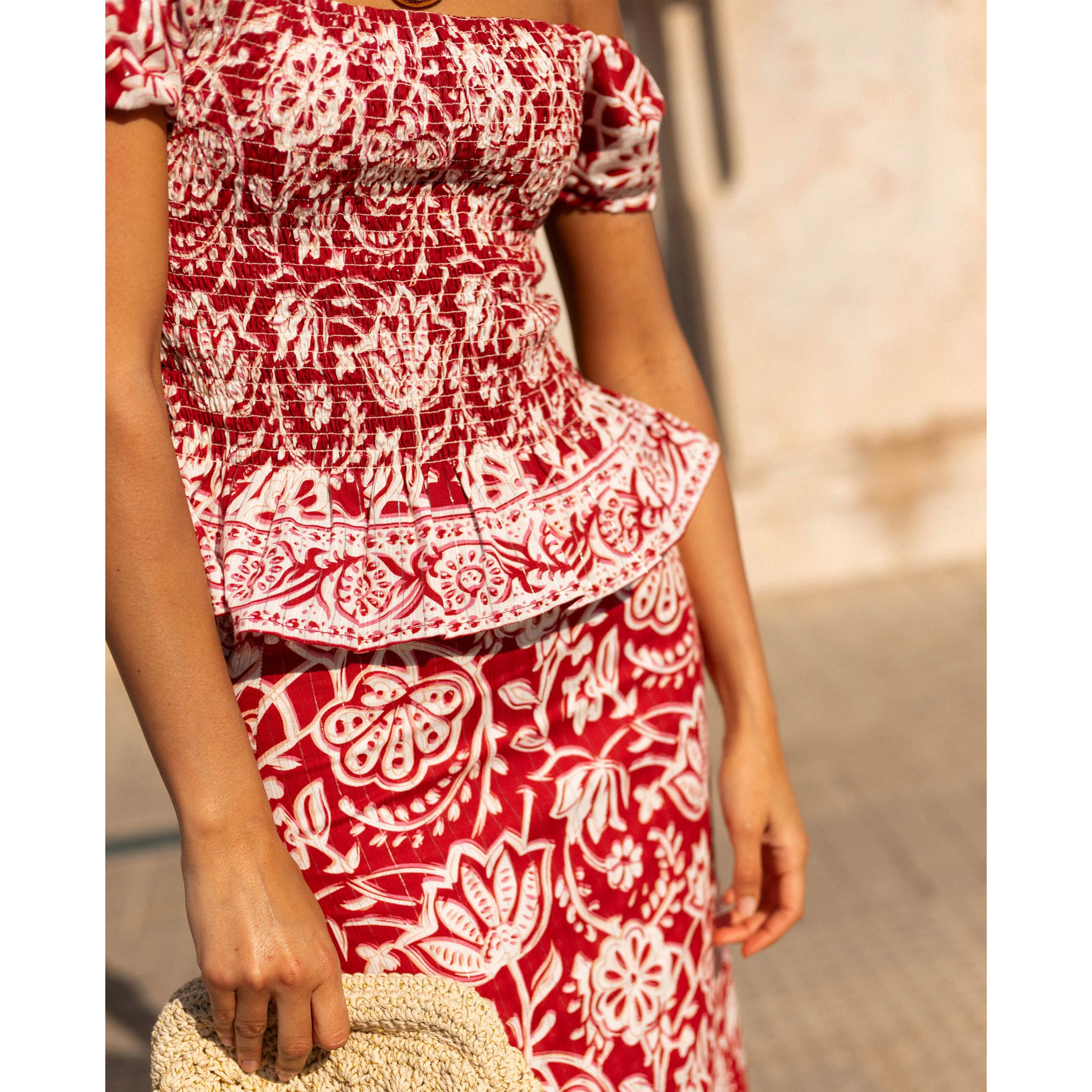 Blusa de mujer crop con tirantes caídos y cuerpo nido de abeja