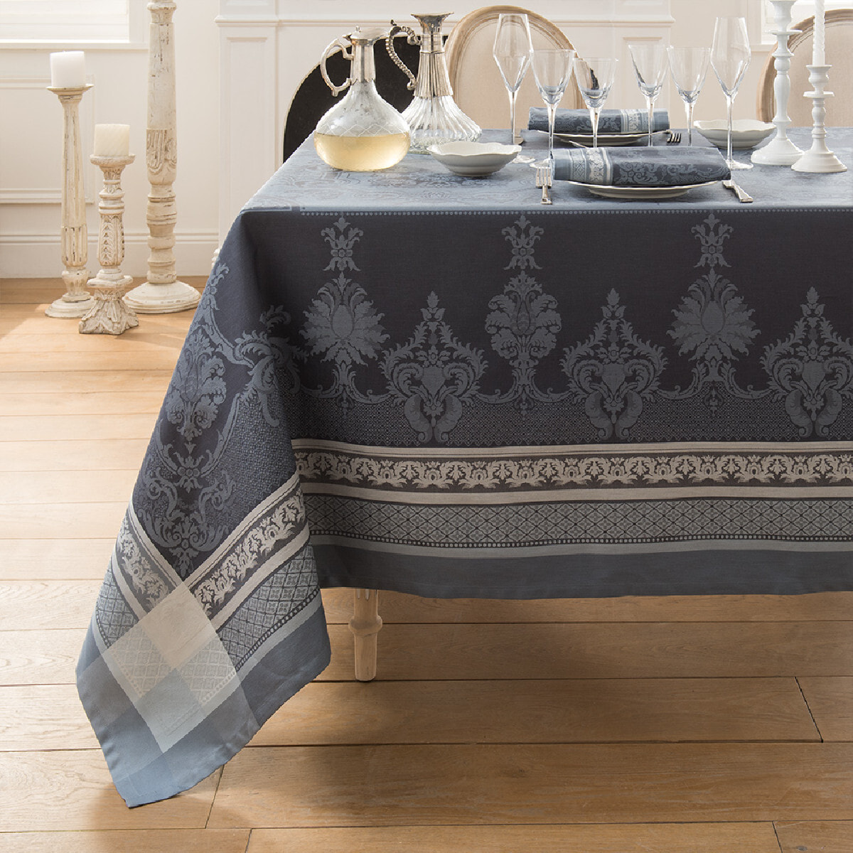 Chemin de table pur coton anti tache motif jacquard Fontainebleau gris