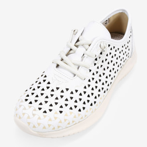 Zapatillas blancas en piel cortadas con láser