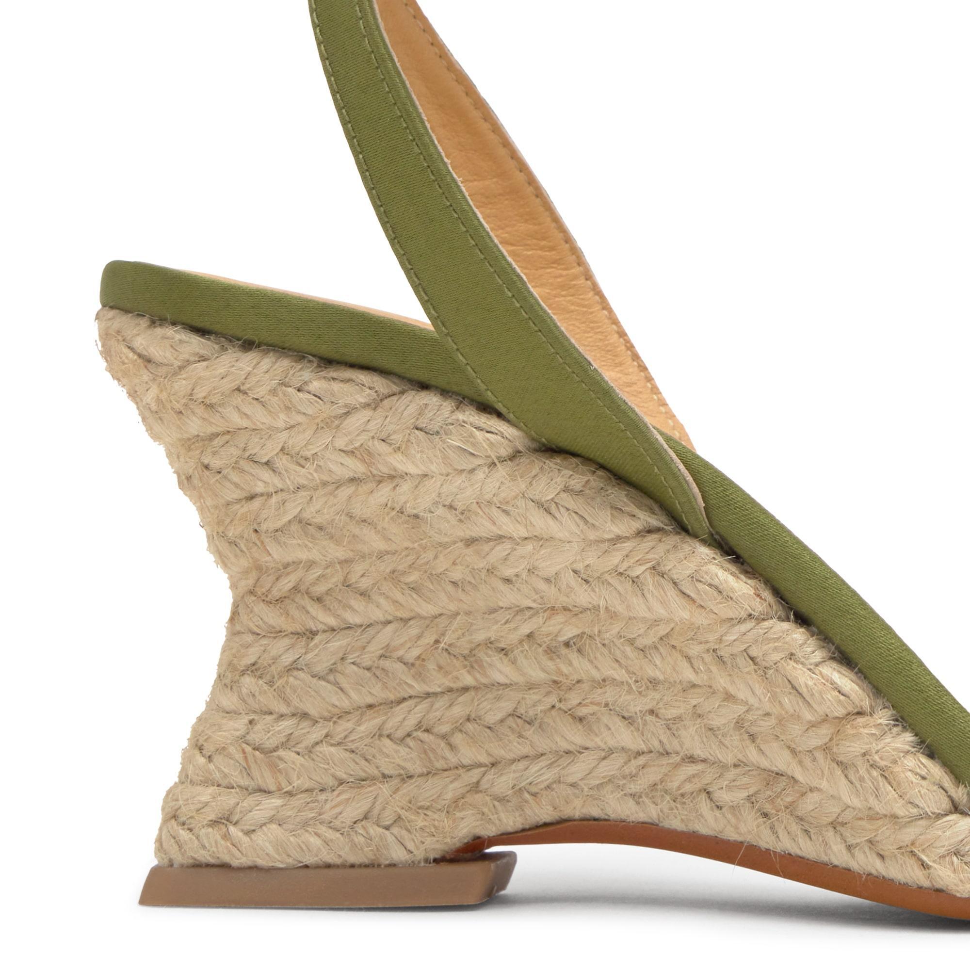 Alpargata Judi cuña de yute geométrica en raso con pulsera y punta afilada