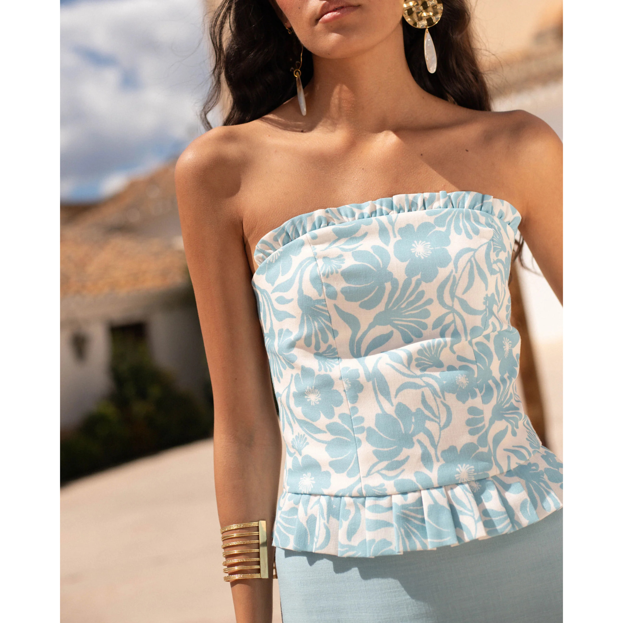 Top de mujer estilo corpiño con espalda entrelazada.