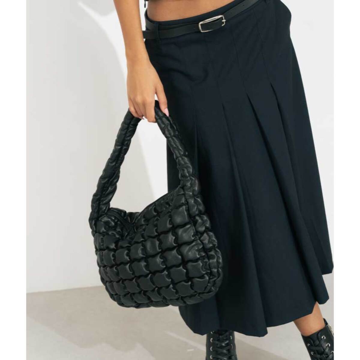 Bolso de hombro negro acolchado