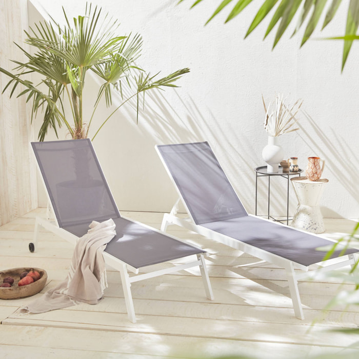 Lot de 2 bains de soleil ELSA en aluminium blanc et textilène gris. transats multi positions avec roulettes